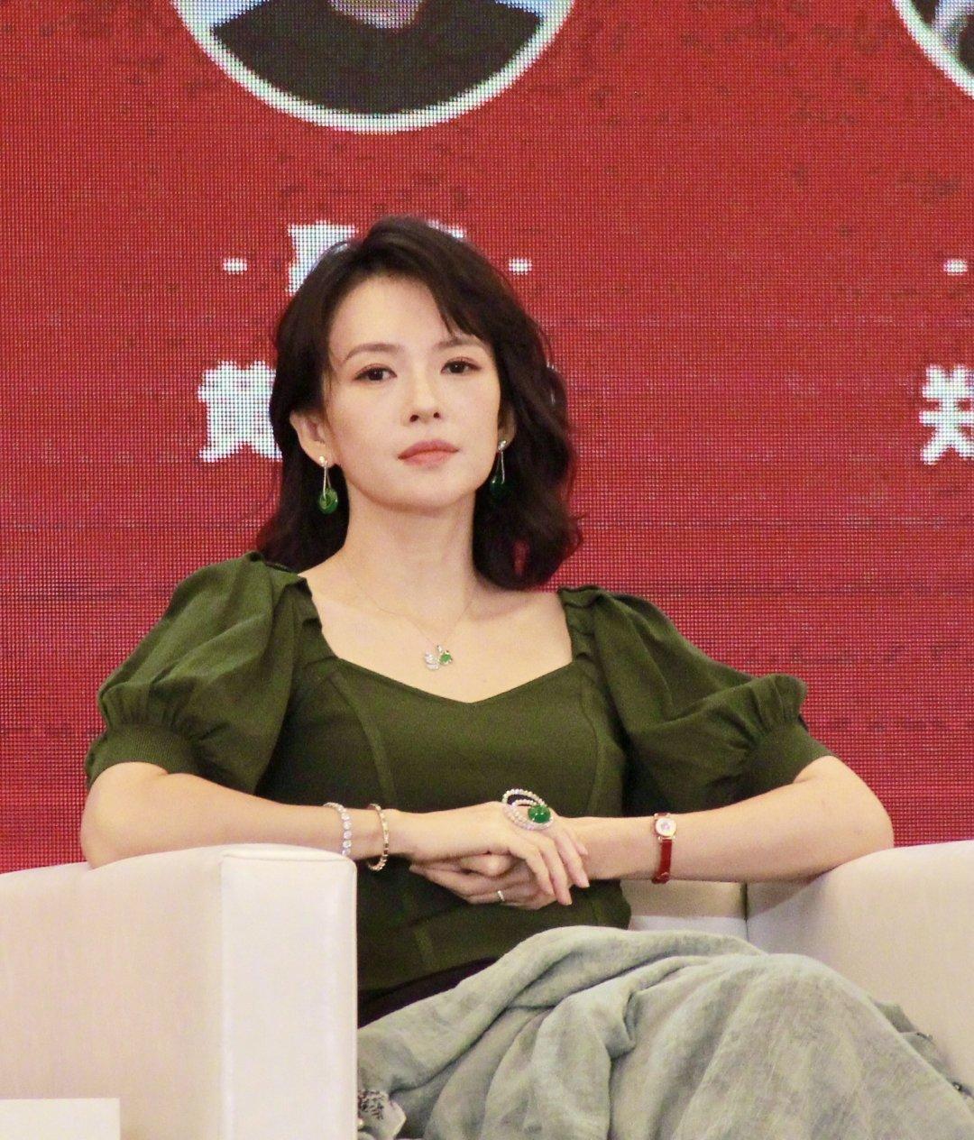 章子怡|44岁章子怡近照登上热搜，戴全套绿宝石首饰，真是有颜又有钱