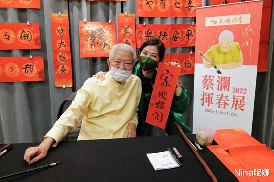 钟楚红|钟楚红庆62岁生日,年过花甲穿立领芭比粉偶像包袱重,五官精致大鼻子抢镜