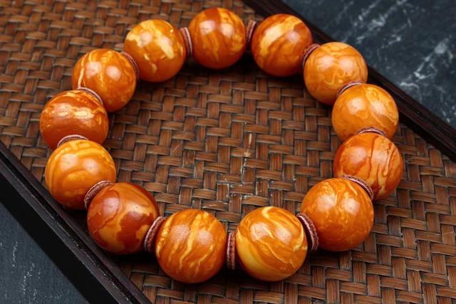 文玩|蜜蜡烤色做旧当老蜡卖算不算作假?文玩圈子里你不知道的那些事儿