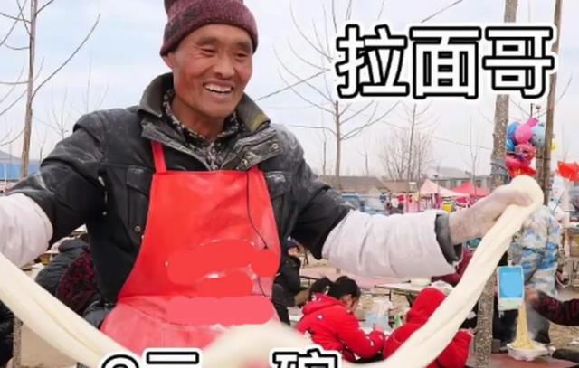 3元一碗15年不涨价的拉面哥,走红后不再拉面,与女网红拍视频
