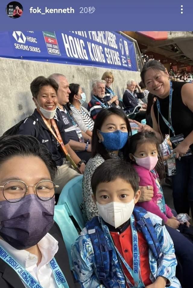 郭晶晶|霍启刚郭晶晶一家五口看球赛,女儿唯美水灵,儿子英俊帅气