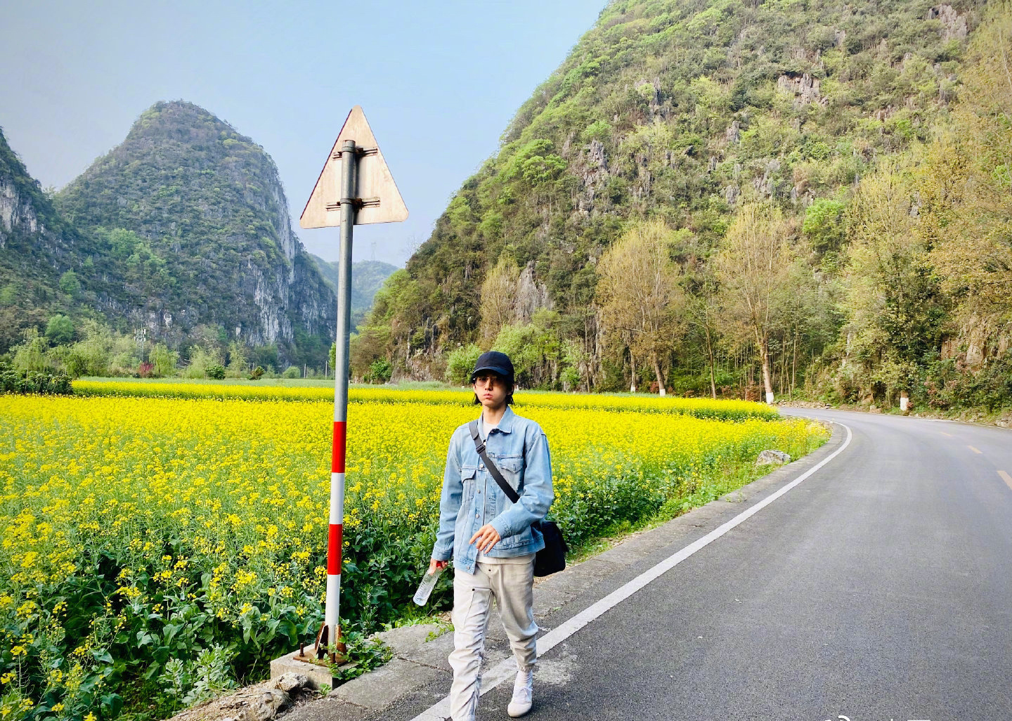 李兰迪|张新成晒油菜花地，李兰迪营业晒自拍，简约穿搭CP默契感十足