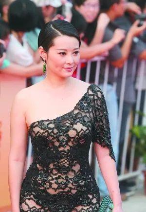 明星|10位穿紧身裙的女明星：郝蕾小肚子抢镜，关晓彤挤出赘肉