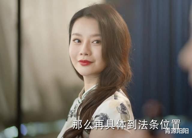 底线|《底线》:一次拍肩,李芳凝从孤独无助,走向自信,推开虚掩大门