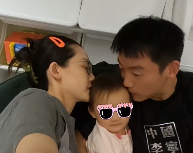 郑恺|郑恺回家与妻女团聚，带满箱玩具给女儿超有爱，苗苗大孕肚好抢镜
