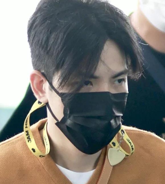 错位|萧敬腾机场造型曝光,还以为背心短裤,没想到错位戴了一副耳环