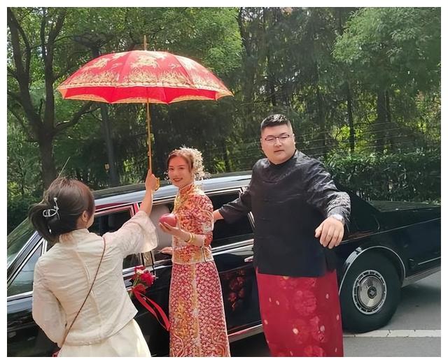 千万网红猴哥说车结婚，妻子何钰欣大有来头，曾参加过非诚勿扰