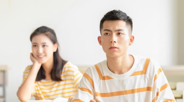 大学生|新型“啃老”正在盛行,做父母的夸赞孩子好,外人却不这么认为!