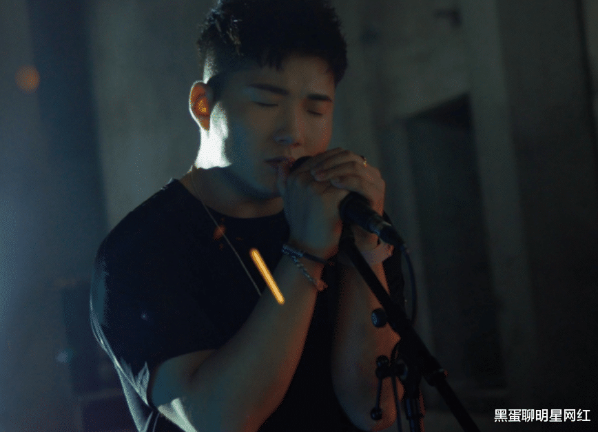 白小白|网红白小白回应“跳槽”传闻，直言：没和官方签约，可双平台直播