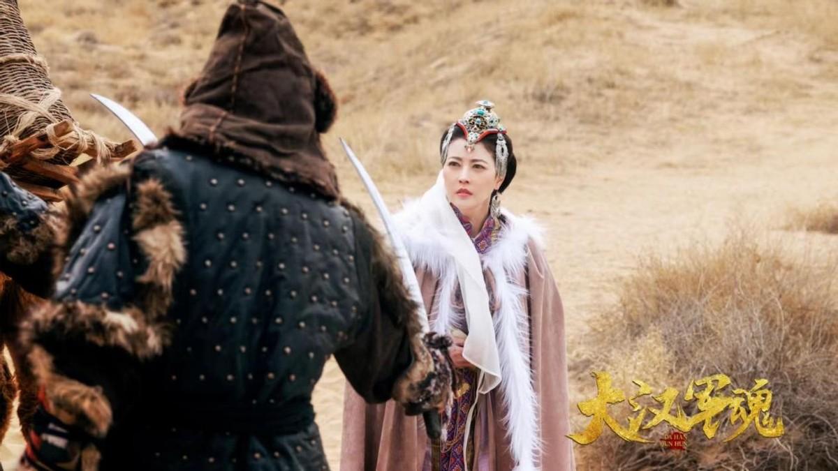 姐姐|以个人魅力为角色添彩!周海媚在新片中惊艳出场,让观众眼前一亮