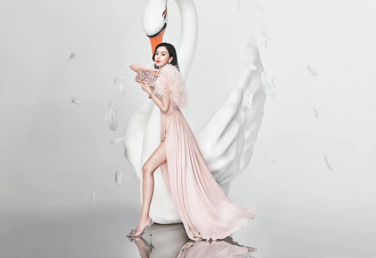 恭喜Baby!终于喜提顶奢新代言,穿高定礼服拍广告独享超大排场