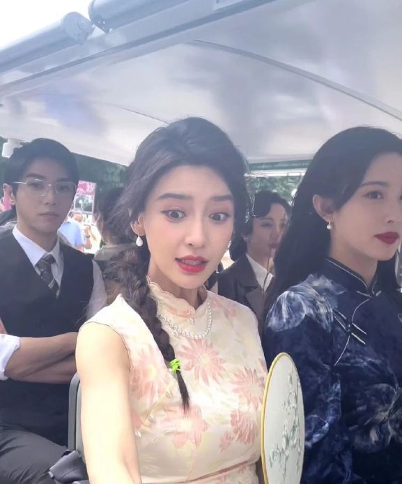 华晨宇|《萌探2》路透,baby孟子义同框比美,华晨宇没戴假发显绅士