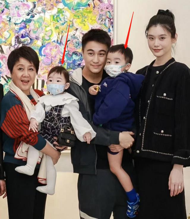 奚梦瑶|豪门儿媳奚梦瑶晒全家福，婆婆站C位，1岁女儿背1.5万元包显贵气