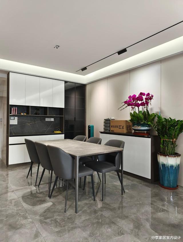 125平现代简约风格,全屋无主灯设计很时尚,进屋就被鞋柜迷住了