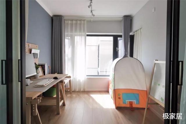 这个家足够令人放松，干净大方，没有电视背景墙却依旧魅力四射