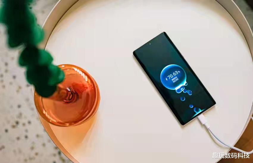 荣耀|轻薄高颜值手机，荣耀60SE为何受到追捧？双曲面屏幕是答案！