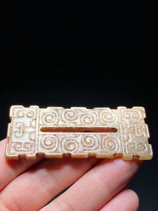 和田玉籽料|战国 和田玉籽料 受沁 卷云纹 玉珮 挂件