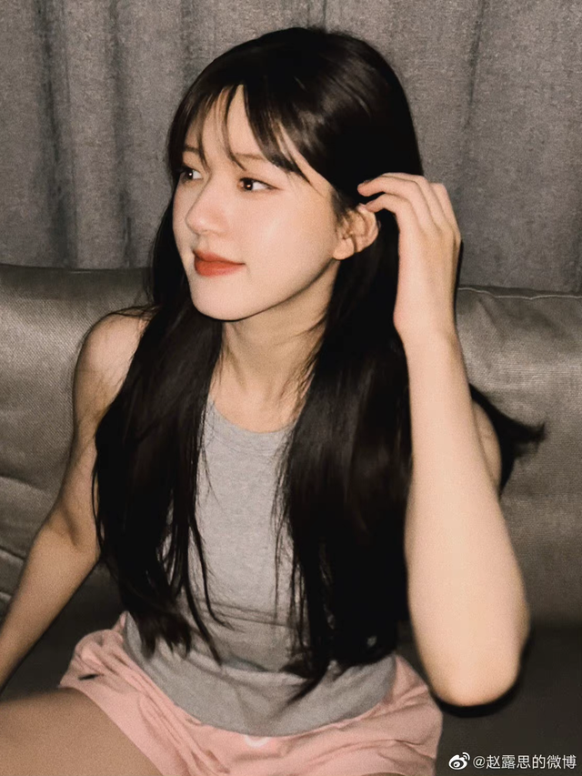 赵露思|赵露思灰色背心居家随拍,邻家小甜妹天花板