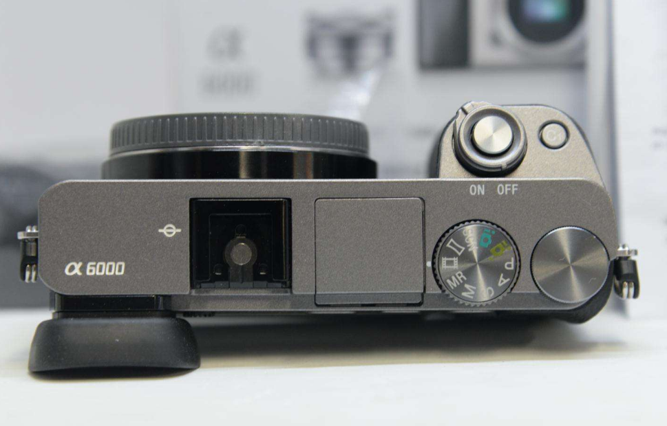 相机|镜头决定的光圈和焦距,相机决定的是iso值和快门,焦段决定远近