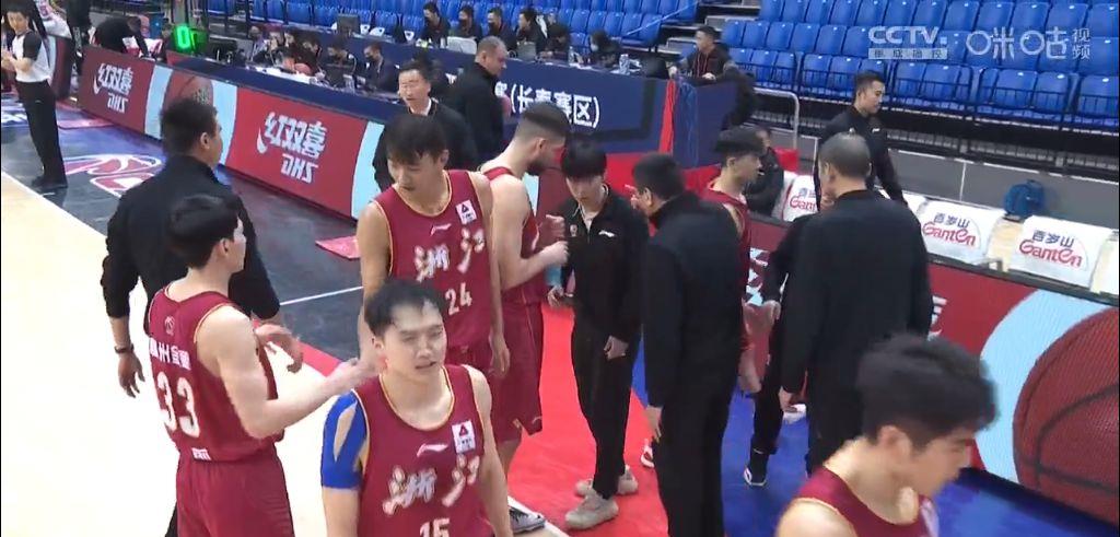 浙江男篮|程帅澎三人得分上20，阿不都空砍29分，浙江男篮大逆转战胜新疆队