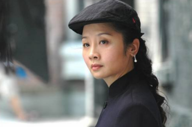 王新军|王新军让前妻过丧偶式婚姻，二婚却把秦海璐宠上天，唐静究竟差哪