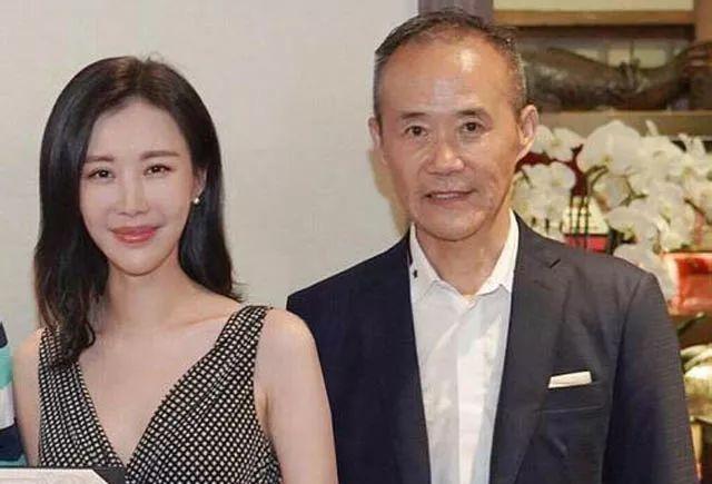 田朴珺|王石幼女罕见曝光，穿搭粉嫩像小公主，由保姆抱着没有哭闹