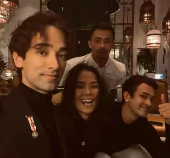 韦唯|众星过圣诞：李连杰女儿海边度假，秋瓷炫秀恩爱，唐鹤德令人泪目