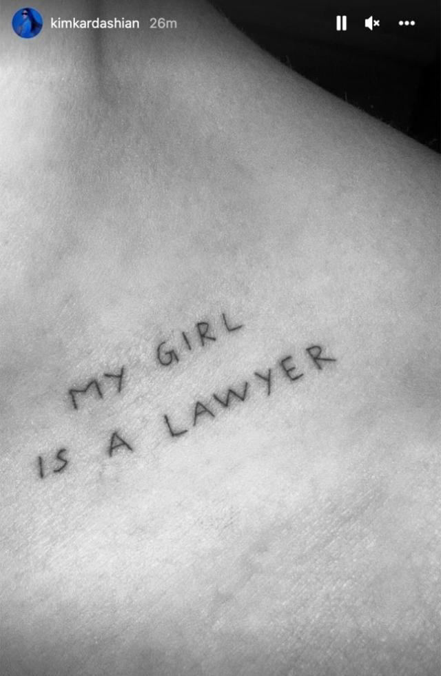 赵露思|41岁金卡戴珊嘟起厚唇，炫出定制钻石链，骄傲晒鲜肉男友的皮肤