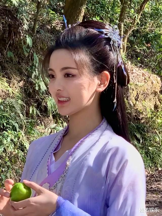 杨超越|杨超越白色礼服清新淡雅仙气十足,手捧玫瑰宛如在逃新娘