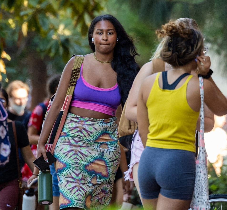 米歇尔·奥巴马|奥巴马小千金出街穿得好辣眼！身材壮实还秀肚腩，太成熟不像21岁