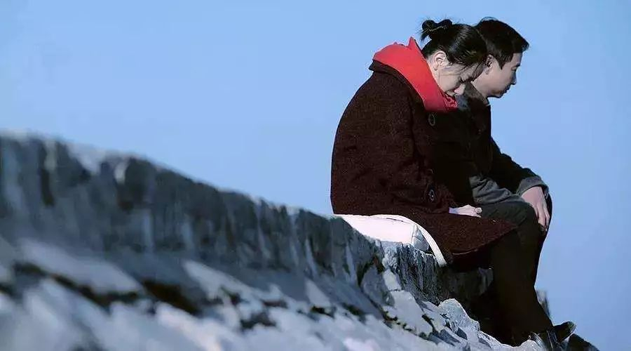 女子与情人在湖边游玩，丈夫带着儿子追来，看到男子后又转身离开。