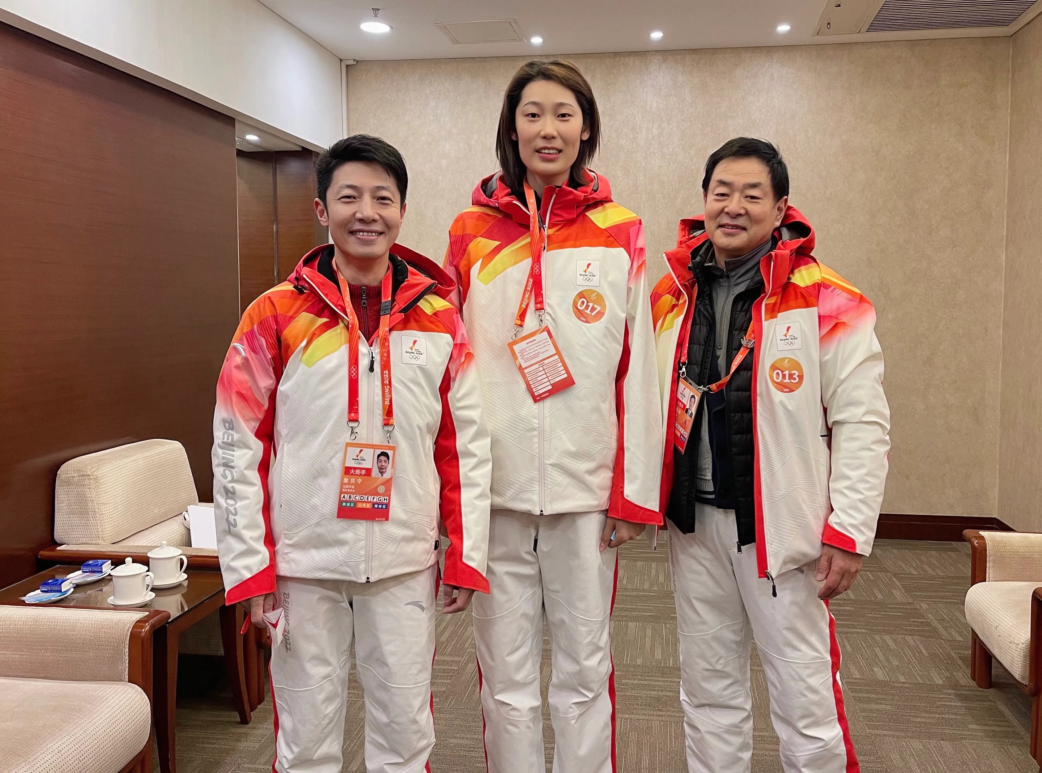 朱婷|朱婷参与冬奥火炬传递，与老朋友合影，手术时间仍是关注重点