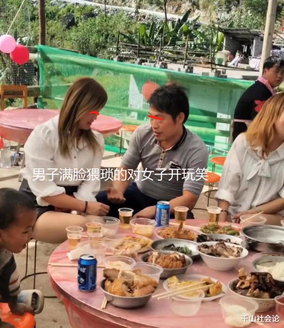 男子吃席对邻座女子不老实,满脸猥琐上下其手,当众做出出格举动
