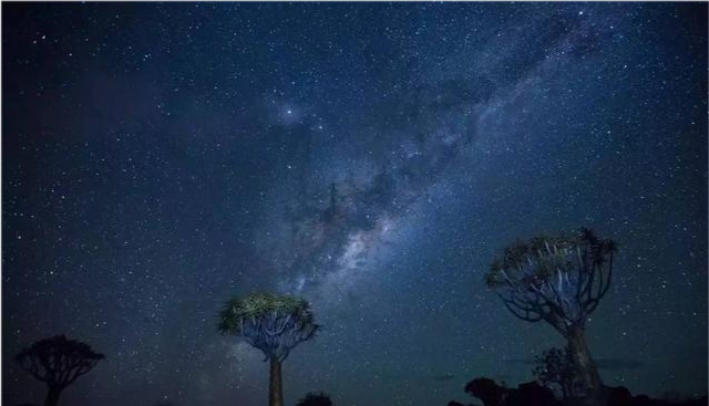 宇航员在太空看到的宇宙,是白天还是黑夜?