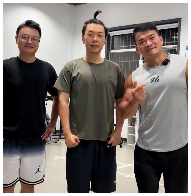 连体裤 杜海涛素颜露面，瘦到脱相认不出，网友指他老得像身旁亲妈同龄人