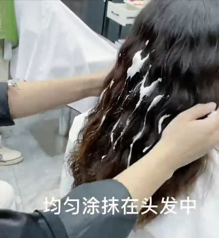 离婚 想打理湿漉漉的发型,弹力素、啫喱膏和泡沫发蜡,哪种效果最好?