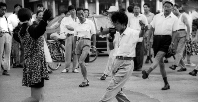 80年代的广场舞有多火?广场舞大妈“鼻祖”的舞姿让我五体投地