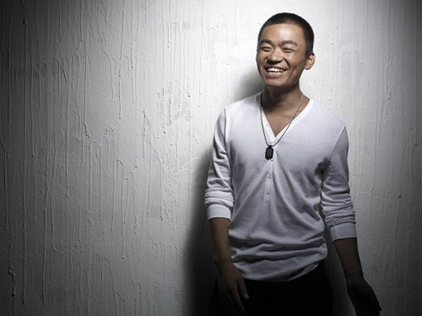 王宝强|40岁王宝强模样大变,戴金框眼镜配白衬衫,越来越像汪小菲