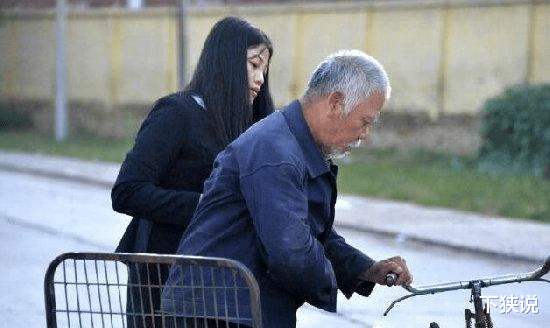 “你会扶倒地的老人吗?”两起老人摔倒事件,看透了人性的善与恶