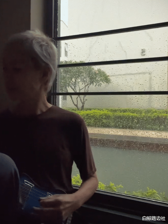 叶童|59岁许仙叶童居家弹吉他!手臂瘦成竹竿满头白发,皱纹突出显老态