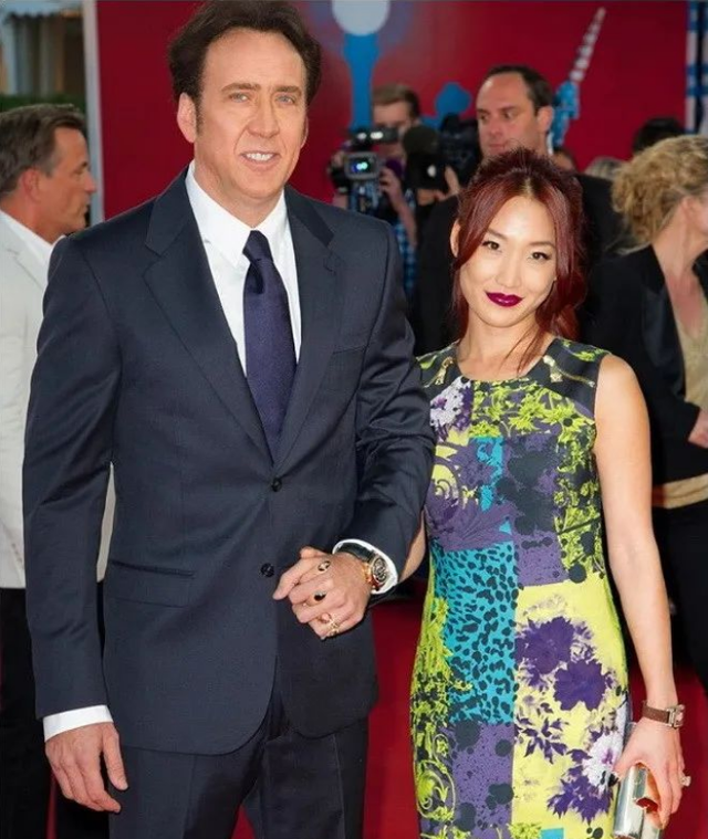 尼古拉斯·凯奇|尼古拉斯:19岁爱上同学奶奶,败光10亿后,晚年娶小30岁日裔娇妻