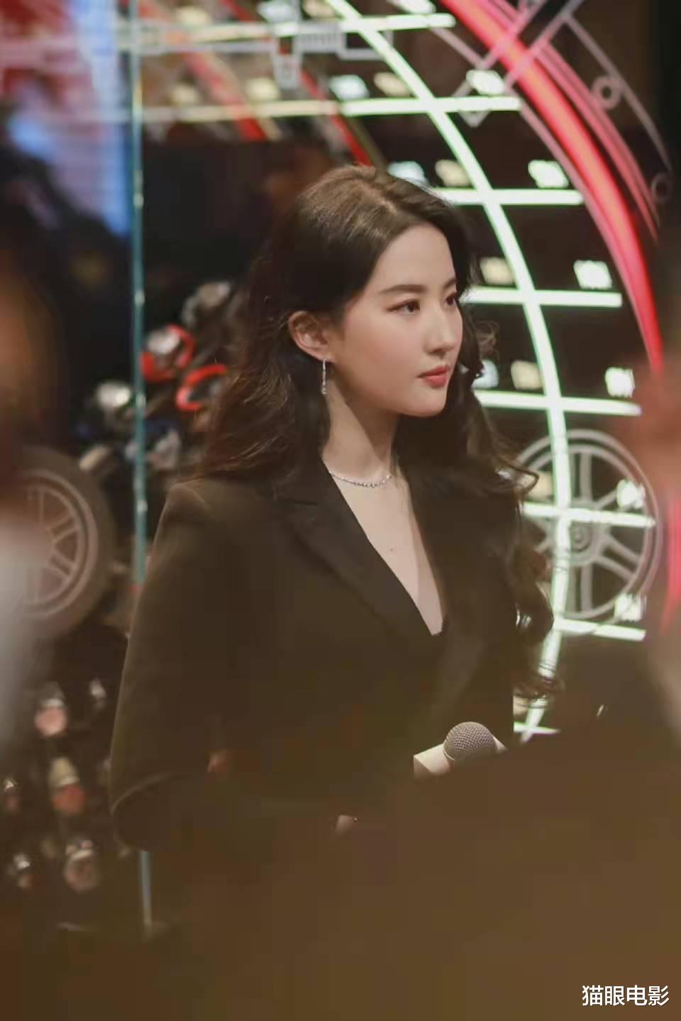 Angelababy|35岁刘亦菲穿白纱太仙了！复古珍珠裙美得像油画，网友：天仙下凡