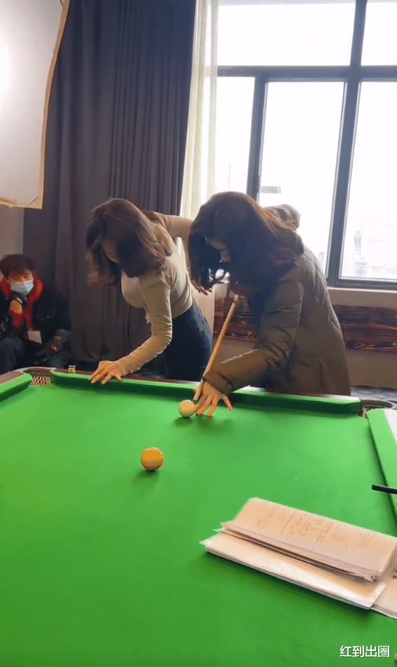 |41岁熊黛林阔太生活曝光，跟私教学习打桌球，穿棉袄被赞气质出众