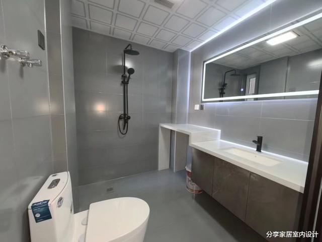 看她家新房，全屋地面铺灰色瓷砖很耐脏，无主灯的设计很时尚！