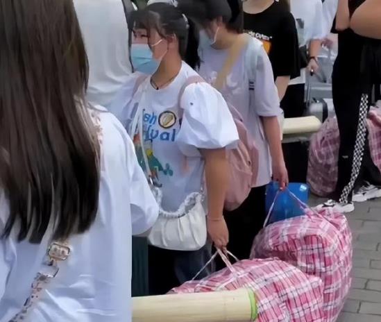 求职|17岁女学生独自外出打暑期工，找工作屡屡碰壁，脸上神情令人惋惜