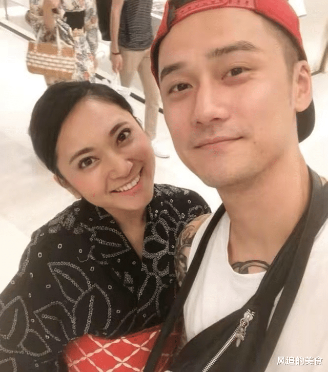 蒋劲夫|蒋劲夫罕见露面尽显老态，湖边喂鱼表情冷漠