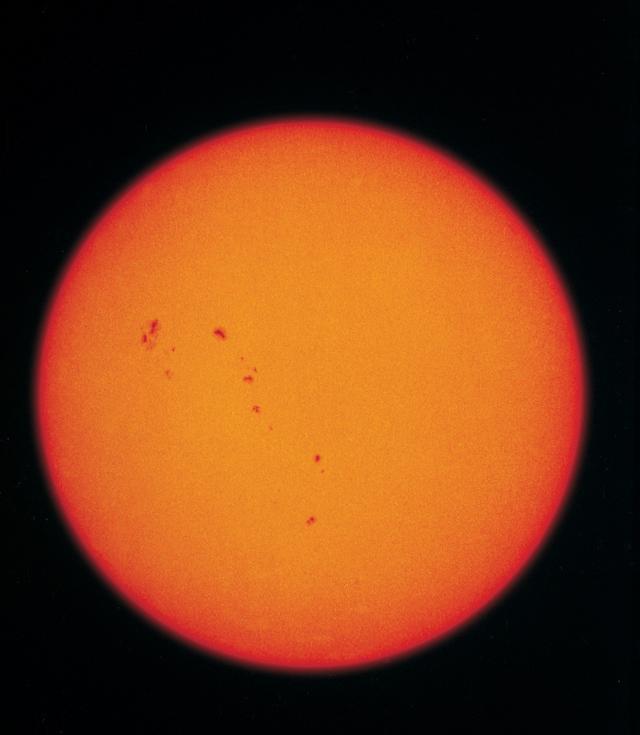 太阳离我们那么远，科学家是怎么给太阳称重的？这下搞明白了