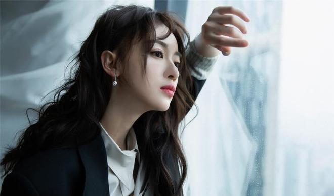 吴谨言|8位“架子比岁数大”的明星：数十名保镖开道，漱口水吐助理手上