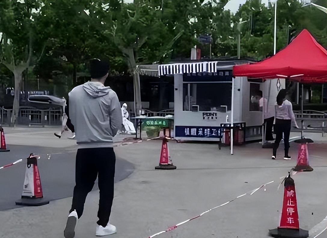 陈晓|陈晓夫妇一起聚会！男方皱纹横生尽显苍老，陈妍希笑出酒窝场面甜