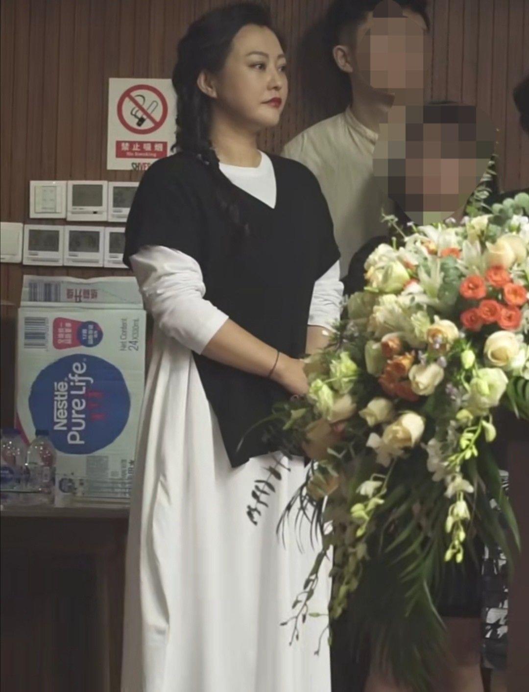 聚会|郝蕾聚会被拍，肤色黝黑胖的自然真实，不包装明星还不如素人